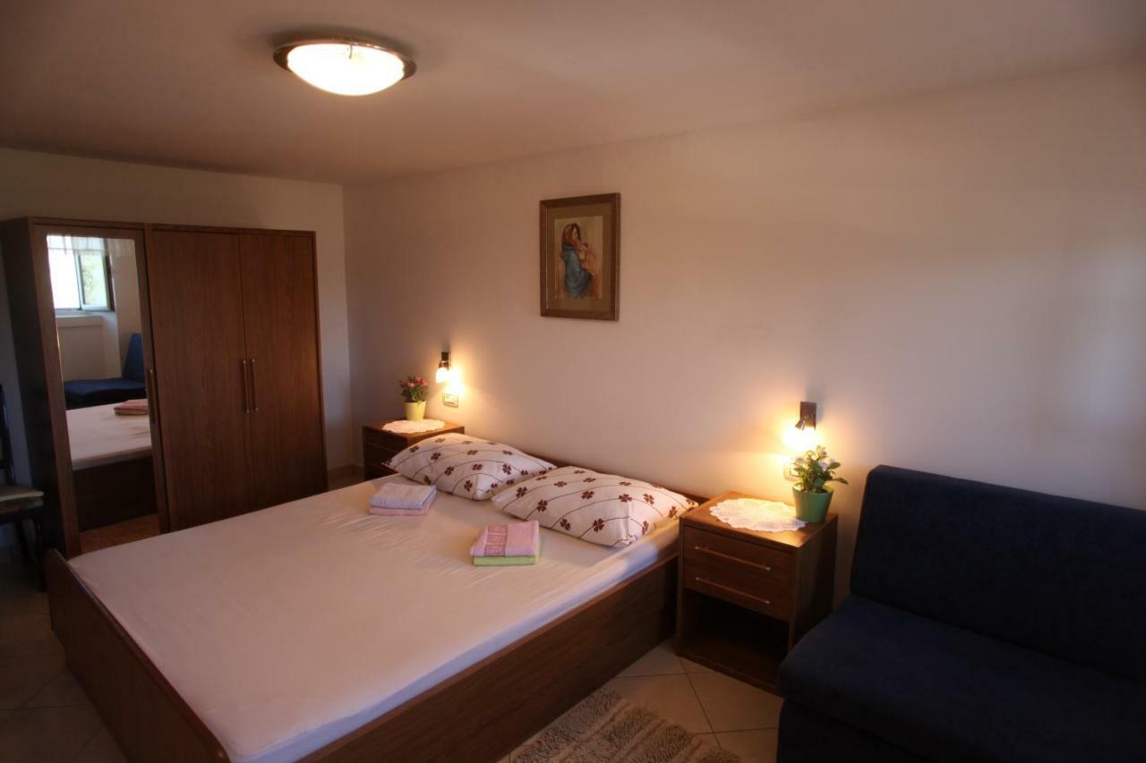 Accommodation Lily Vrana  Bagian luar foto