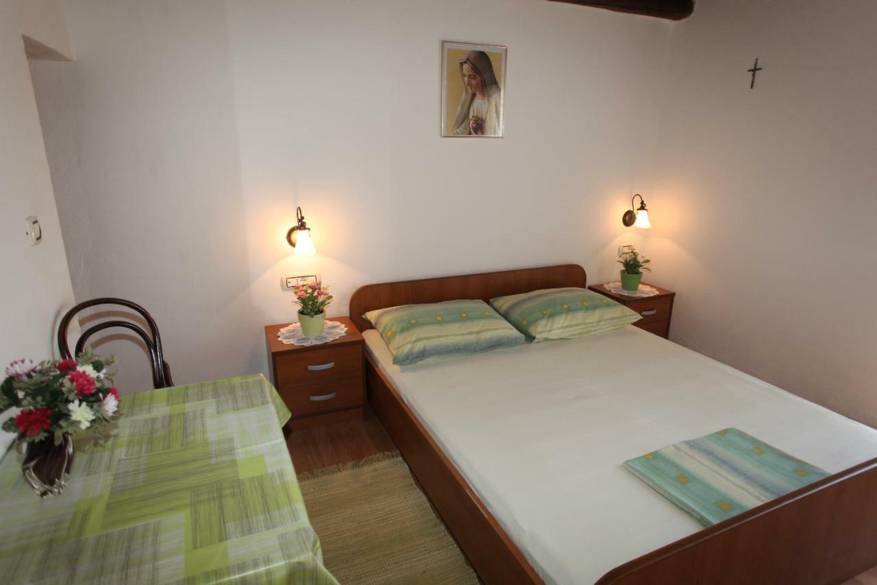 Accommodation Lily Vrana  Bagian luar foto