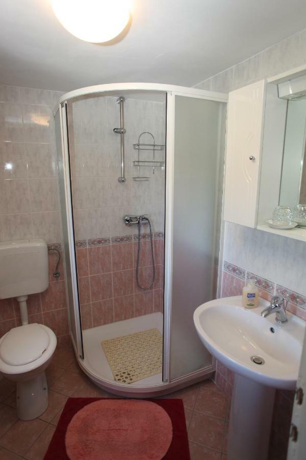 Accommodation Lily Vrana  Bagian luar foto