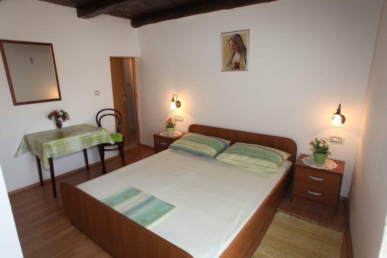 Accommodation Lily Vrana  Bagian luar foto